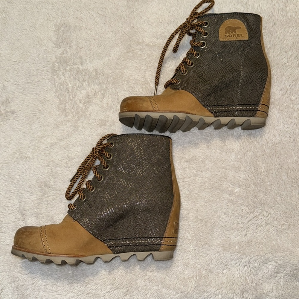EUC Sorel 1964 Premium Wedge Booties Elk Grey Faux Snakeskin Waterproof Leather - Picture 7 of 9